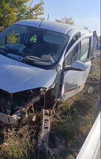 OTOMOBİLLE ÇARPIŞAN TRAKTÖR İKİYE BÖLÜNDÜ TRAKTÖR VE OTOMOBİLİN ÇARPIŞMASI SONUCU 2 SÜRÜCÜDE YARALANDI