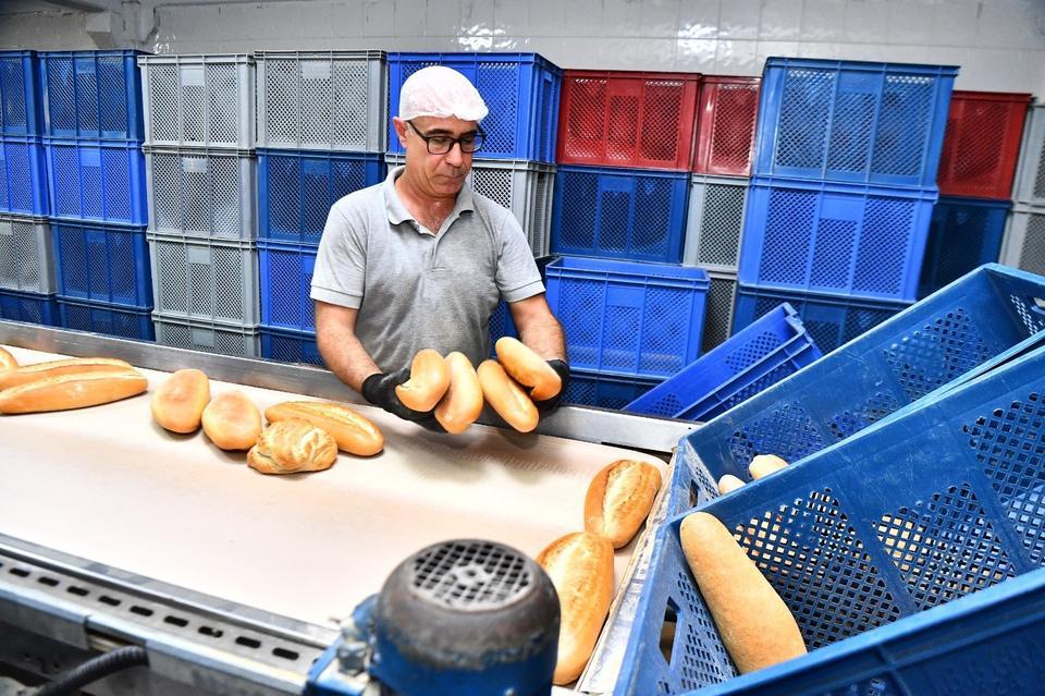 İZMİR'DE HALK EKMEK 7 TL'DEN 5 TL'YE DÜŞTÜ