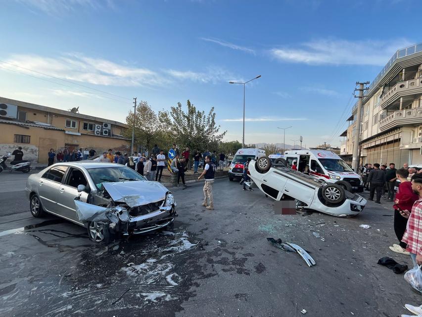 TRAFİK KAZASINDA ORTALIK SAVAŞ ALANINA DÖNDÜ: 1'İ AĞIR 2 YARALI ALKOLLÜ OLDUĞU İDDİA EDİLEN OTOMOBİL SÜRÜCÜSÜ KAZA SONRASI KAYIPLARA KARIŞTI