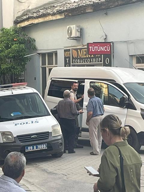 Olay yerine gelen ekipler, bomba imha uzmanı çağırdı. Fünye ile patlatılan valiz, boş çıktı.