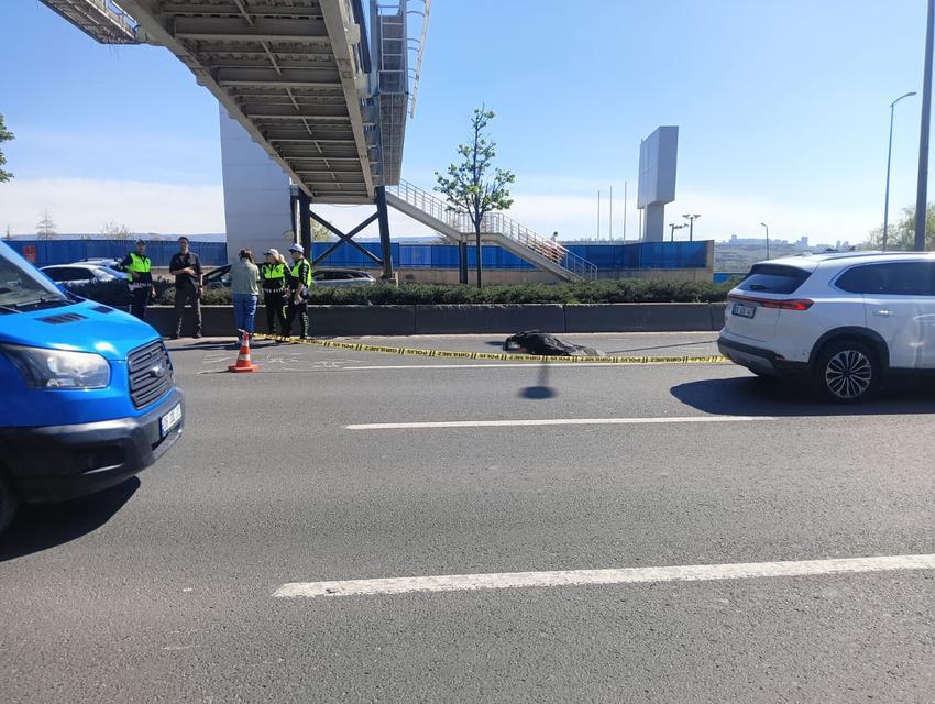 Üst geçitten düşen işçiyi otomobil ezdi