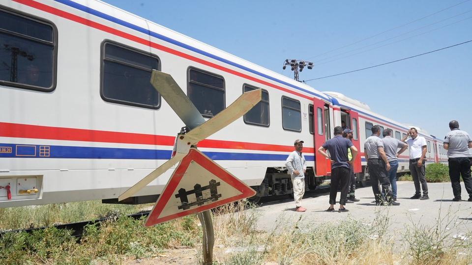 MUŞ'TA TREN OTOMOBİLE ÇARPTI: 3 YARALI
