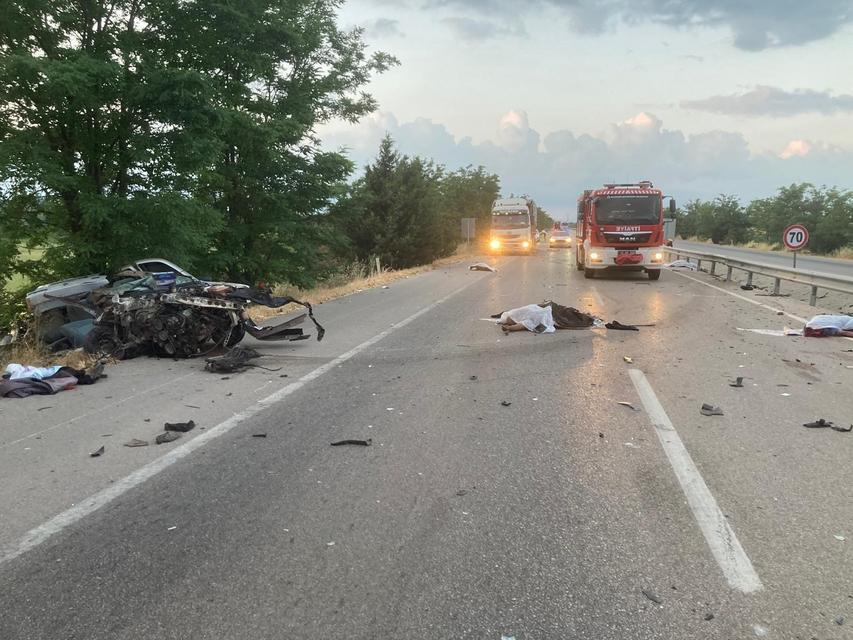 BALIKESİR'DE FECİ KAZA: 3 ÖLÜ, 1 YARALI YOL ÜZERİNDE BRANDAYI DÜZELTİRKEN OTOMOBİL KAMYONUNA ÇARPTI, 3 KİŞİ HAYATINI KAYBETTİ