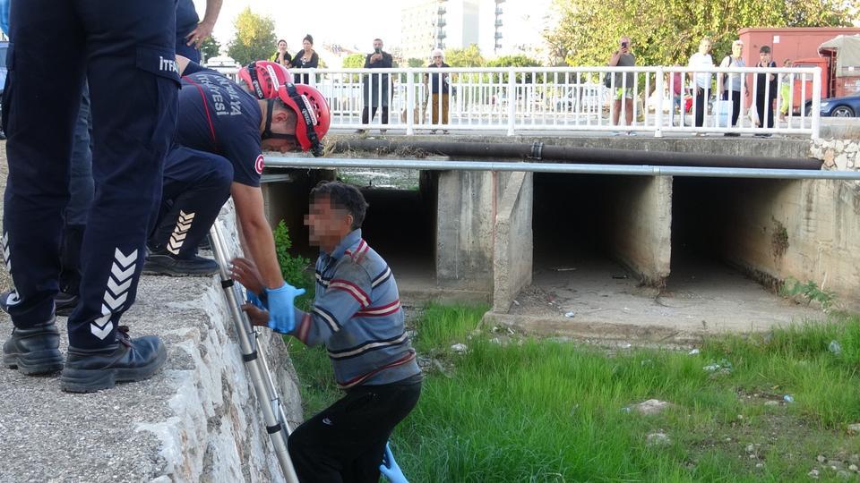 ALKOLÜN ETKİSİYLE SU KANALINA DÜŞTÜ, KÖPEĞİNİN HAVLAMASIYLA FARK EDİLEREK KURTARILDI YAKLAŞIK 2 METREDEN DÜŞÜP GERİ ÇIKAMAYAN ADAM, İTFAİYE EKİPLERİNCE BULUNDUĞU YERDEN ALINDI
