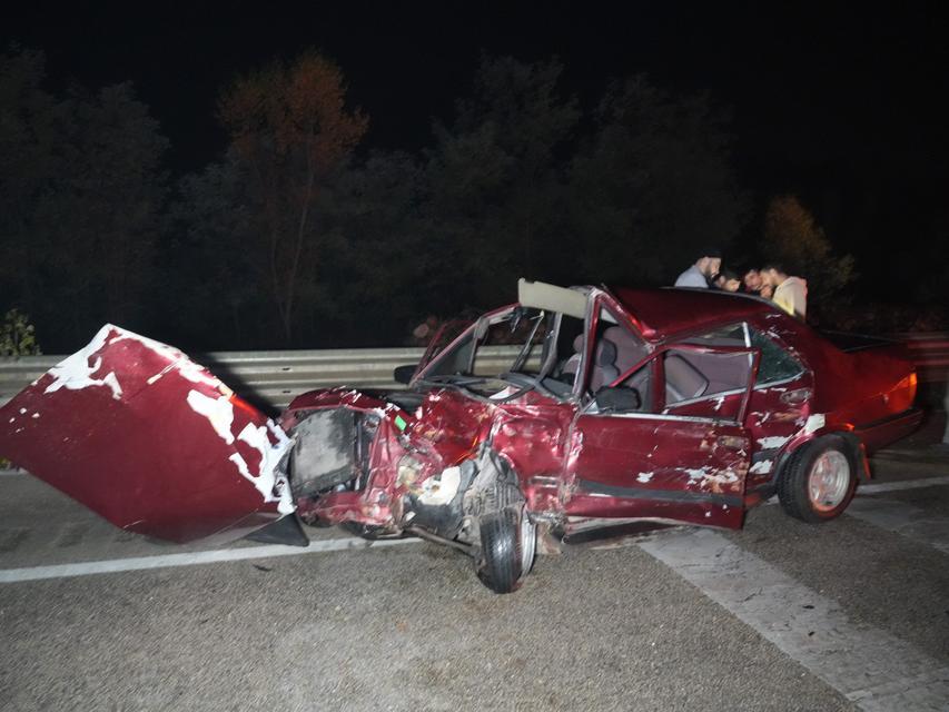 Zincirleme trafik kazasında araç hurda yığınına döndü