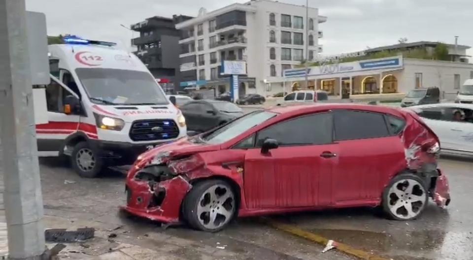 Belediye otobüsü kazaya karıştı