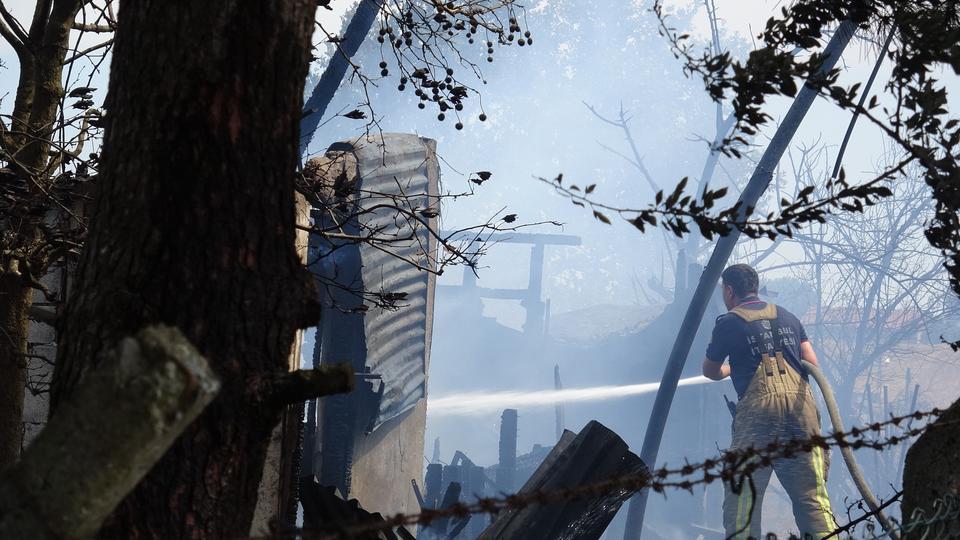 Otluk alanda çıkan yangın gecekonduyu küle çevirdi