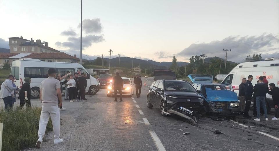 İki otomobil çarpıştığı kazada 3 kişi yaralandı