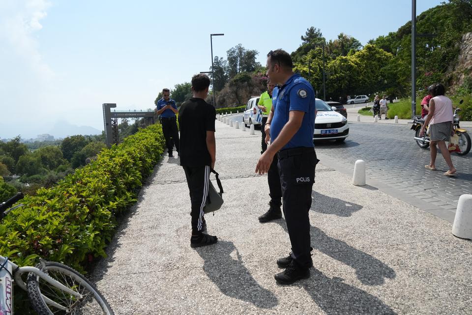 2 çocuk bisikletle 5 metre yükseklikteki varyanttan çalılıklara düştü