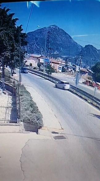 Virajı alamayan otomobil bariyerlere çarptı: 3 yaralı