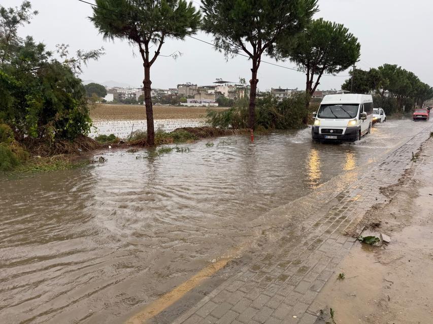 İNCİRLİOVA'DA YAĞIŞ ETKİLİ OLDU, YOLLAR GÖLE DÖNDÜ