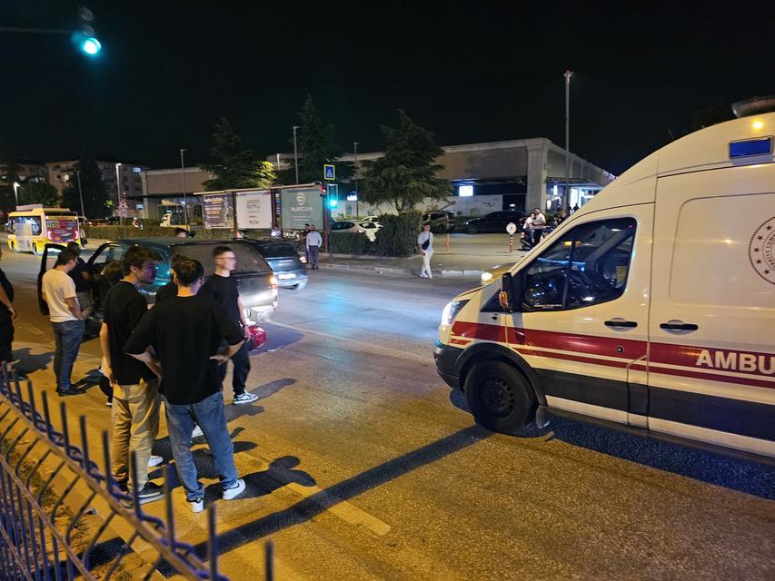 Motosiklet sürücüsü aracın altına girdi: 1 yaralı