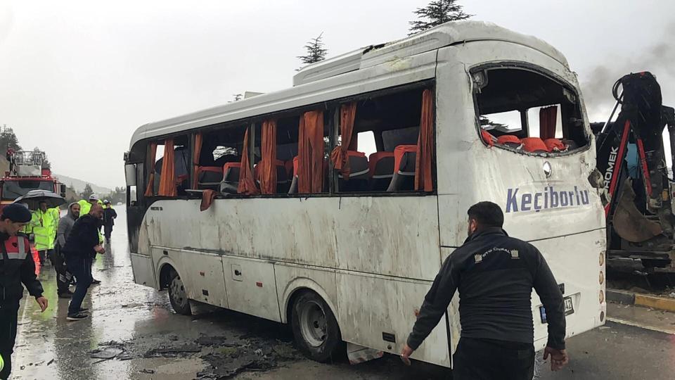 ISPARTA'DA KONTROLDEN ÇIKAN YOLCU MİDİBÜSÜ DEVRİLDİ: 15 YARALI ISPARTA VALİSİ ABDULLAH ERİN: "KAZADA TOPLAM 15 VATANDAŞIMIZ YARALANDI, ANCAK HAYATİ TEHLİKELERİ BULUNMUYOR" "KAZANIN MEYDANA GELDİĞİ BÖLGEDE DAHA ÖNCE DE BENZER OLAYLAR YAŞANDIĞINI BİLİYORUZ, BU NEDENLE GEREKLİ ÖNLEMLERİALACAĞIZ"