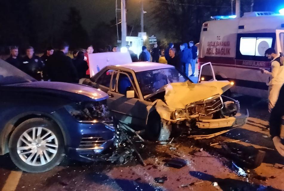 İki otomobilin çarpıştığı kazada 5 kişi yaralandı