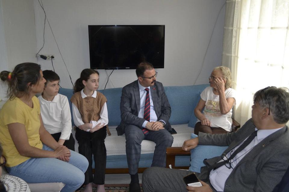 Kaymakam Ateş şehit ailelerine misafir oldu