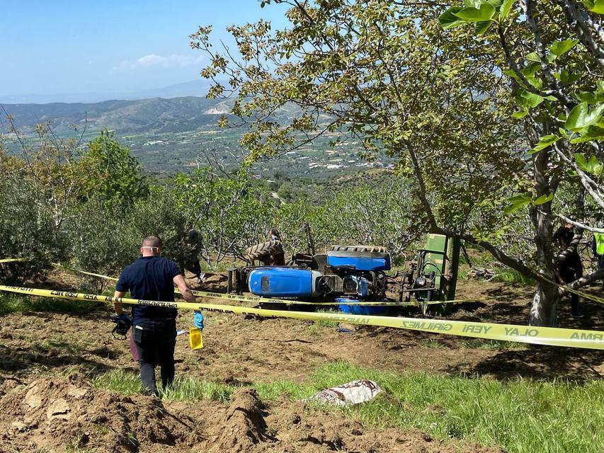 Devrilen traktörün altında kalan sürücü yaşamını yitirdi