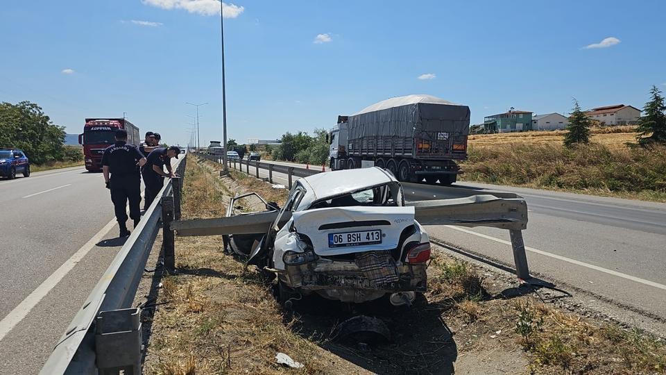 Otomobil bariyerlere saplandı