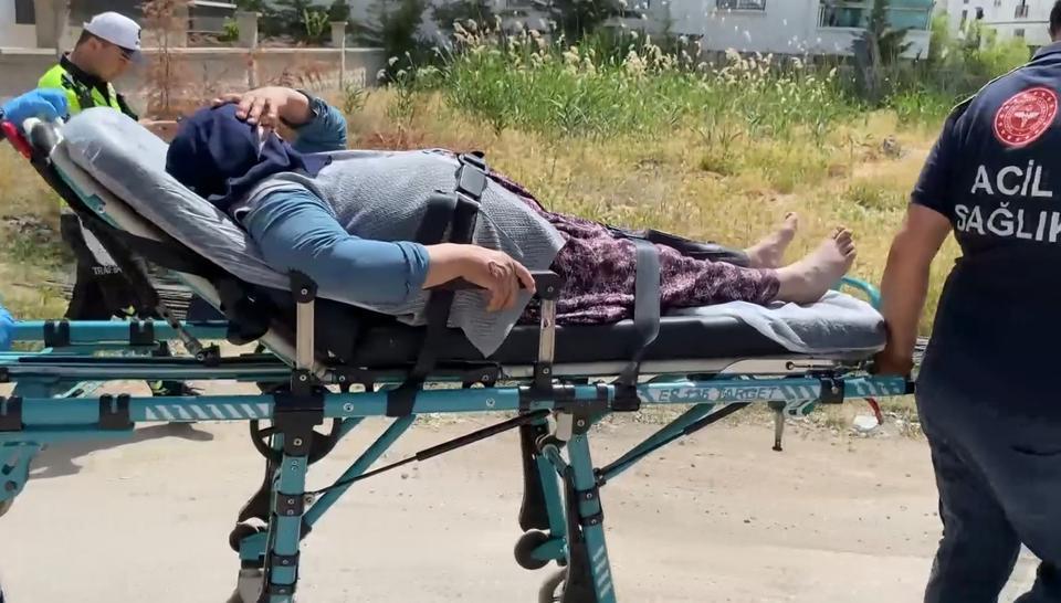 AKSARAY'DA KAZA YERİ SAVAŞ ALANINA DÖNDÜ: 2'Sİ SİLAHLA 8 KİŞİ YARALANDI ÖZEL TİM UZUN NAMLULU SİLAHLARLA KAVGAYA MÜDAHALE ETTİ