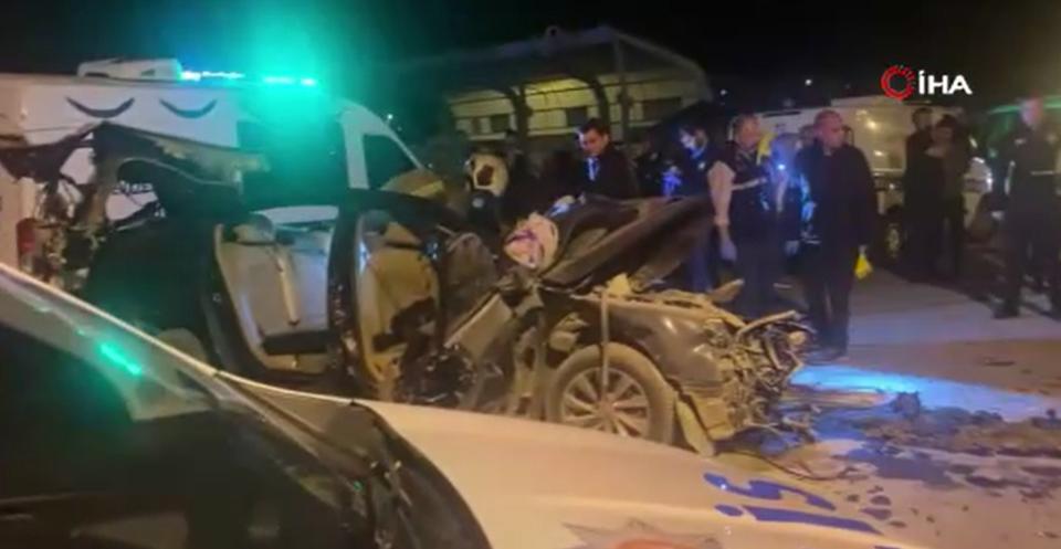 Otomobil kamyona çarptı: 3 ölü, 1 yaralı