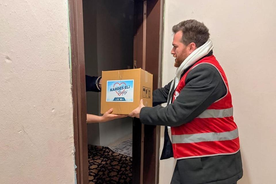 Efeler'de vatandaşlara gıda desteği