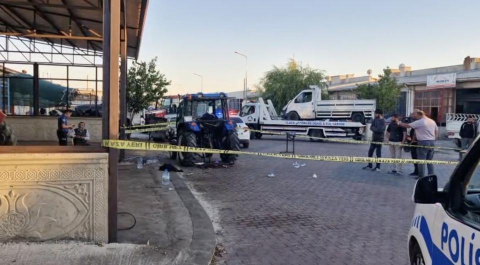 Tamir ettiği traktörde sıkıştı