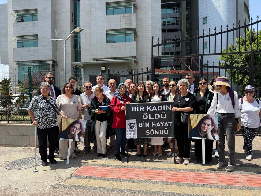 DERYA ÖĞRETMENİ KATLEDEN MESLEKTAŞI, AĞIRLAŞTIRILMIŞ MÜEBBETLE YARGILANMAYA BAŞLADI OLAYDAN SONRA DERYA ÖĞRETMENİN ÇOCUKLARININ OLDUĞU KARŞI DAİREYE DE ONLAR UYURKEN GİRDİĞİNİ MAHKEMEDE İTİRAF EDEN SANIK MURAT O., ÜZERİNDEKİ NAKİT PARANIN AZALMASI NEDENİYLE MAKTULÜN ÇANTASINI ALARAK DAİREDEN ÇIKTIĞINI SÖYLEDİ