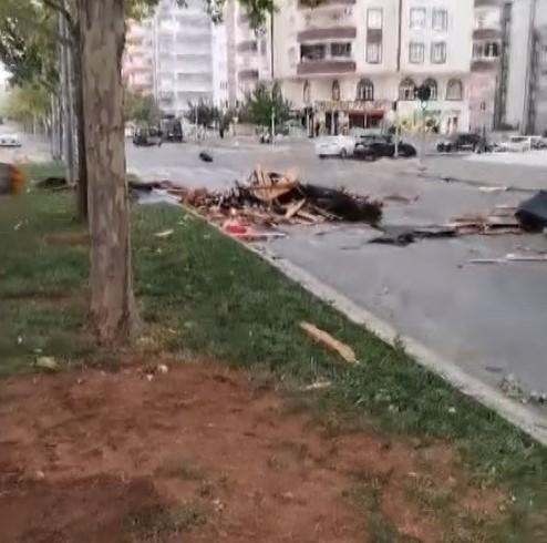 GAZİANTEP'TE ŞİDDETLİ RÜZGAR ÇATILARI UÇURDU, AĞAÇLARI KÖKÜNDEN SÖKTÜ