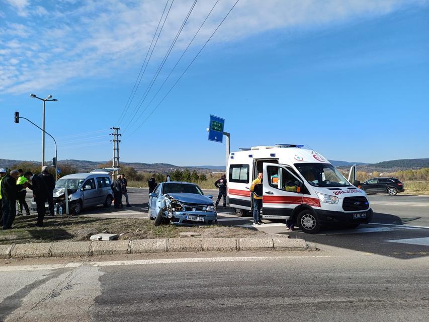 HAFİF TİCARİ ARAÇ İLE OTOMOBİL ÇARPIŞTI: 7 YARALI