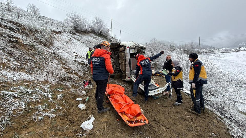 Ambulans uçuruma yuvarlandı: 1 ölü, 4 yaralı
