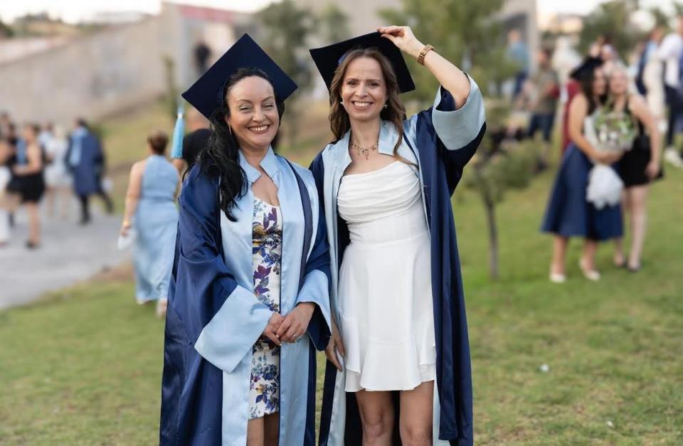 Kızına örnek olmak istedi, diplomasını aldı! 29 yıllık doktorun büyük başarısı