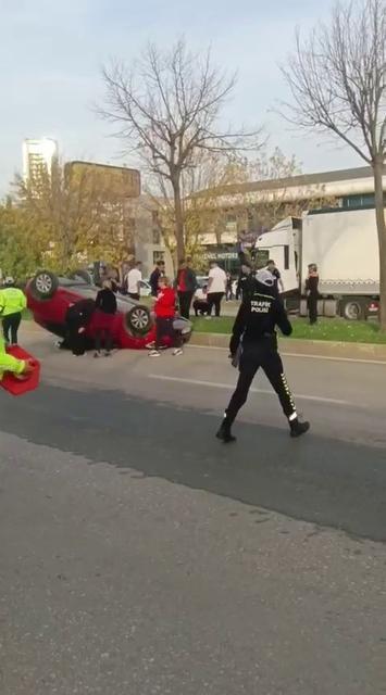 Takla atan otomobilde sürücü sıkıştı