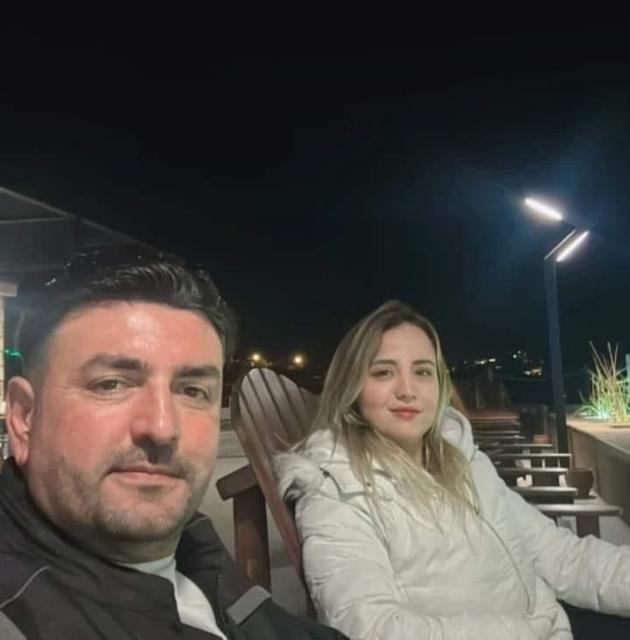 EŞİ TARAFINDAN ÖLDÜRÜLEN KADININ CENAZESİNDE DUYGU DOLU ANLAR MANİSA'DA BOŞANMA AŞAMASINDAKİ EŞİ TARAFINDAN ELLE BOĞULARAK ÖLDÜRÜLEN KADIN SON YOLCULUĞUNA GÖZYAŞLARIYLA UĞURLANDI GÜZELLİK SALONU İŞLETMECİSİ OLAN SELDA ELLER'İN İŞ YERİ ÖNÜNDE YAPILAN HELALLİK ALINMASINDA KIZI RABİA ANNESİNİN TABUTUNA SARILARAK 'KALBİNİ KIRDIYSAM ÖZÜR DİLERİM ANNE' DİYEREK GÖZYAŞLARINA BOĞULDU
