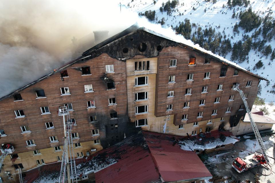 BURSALI DİŞ HEKİMİ ÇİFT VE 2 ÇOCUĞU OTEL YANGININDA HAYATINI KAYBETTİ