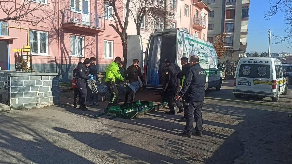 ESKİ EŞİNİ VE KIZINI ÖLDÜREN ŞÜPHELİ ADLİYEYE SEVK EDİLDİ KONYA'DA ESKİ EŞİNİ VE KIZINI ÖLDÜREN CİNAYET ZANLISI, ÇALIŞTIĞI HASTANEYE ELLERİ KELEPÇELİ OLARAK GETİRİLEREK SAĞLIK KONTROLÜNDEN GEÇİRİLDİ
