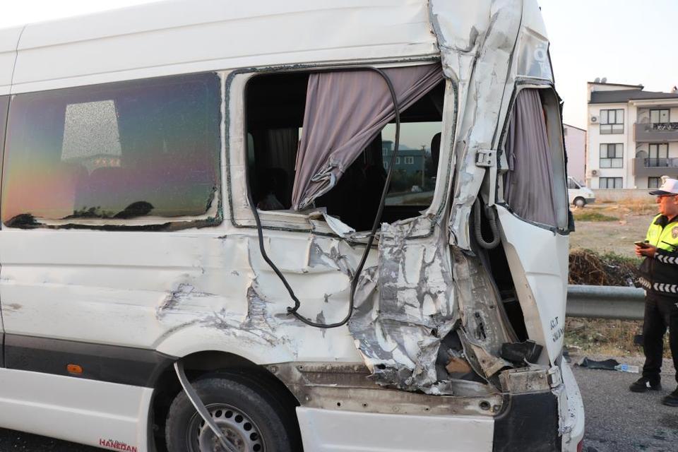 Kamyon emniyet şeridinde bekleyen işçi servisine çarptı: 1 ölü