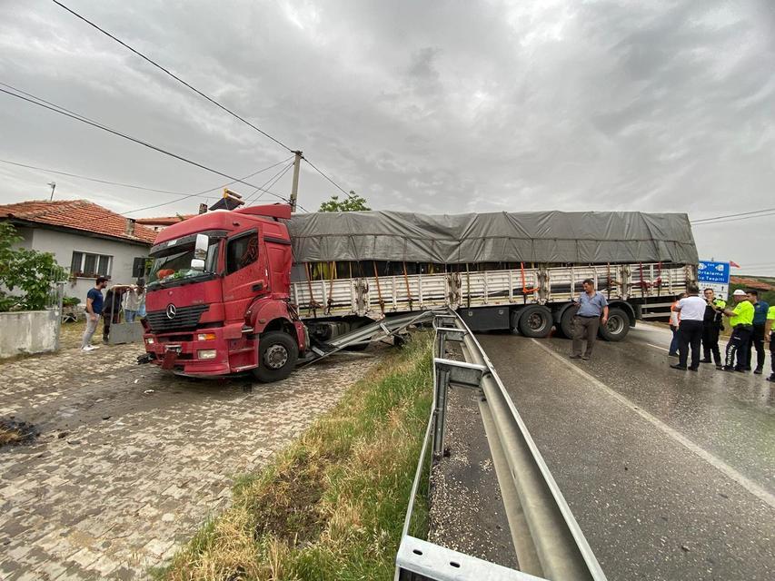Yağmur kazayı beraberinde getirdi: Tır yan yola devrildi