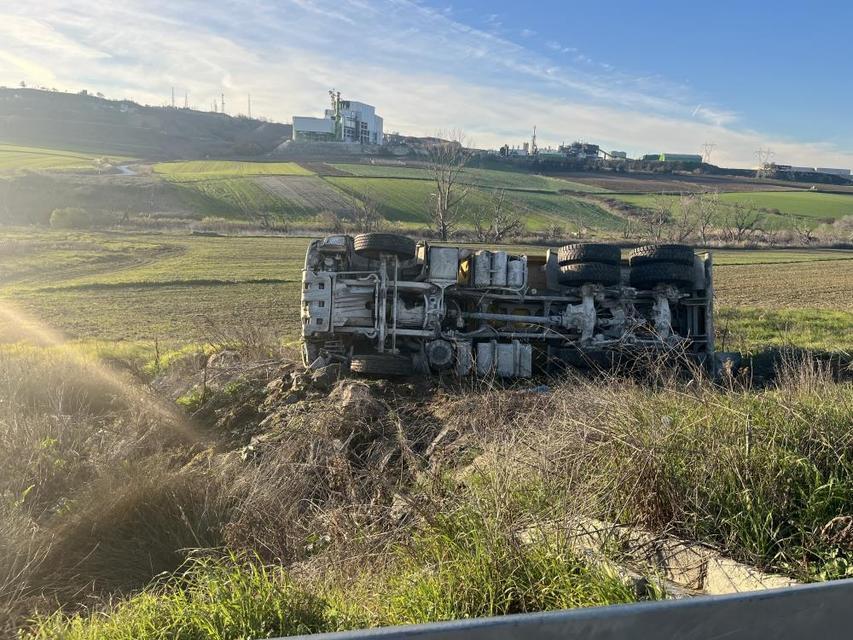 Kamyonun metrelerce sürüklendiği kazada sürücü yara almadan kurtuldu
