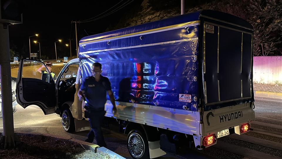 AİLESİNİN 'KAÇIRILDI' İHBARI POLİSİ ALARMA GEÇİRDİ, FİLM SAHNELERİNİ ARATMAYAN OPERASYONLA KURTARILDI RUTİN TRAFİK UYGULAMASINA TAKILDIĞINI ZANNEDEN ŞÜPHELİ NE OLDUĞUNU ANLAYAMADAN GÖZALTINA ALINDI
