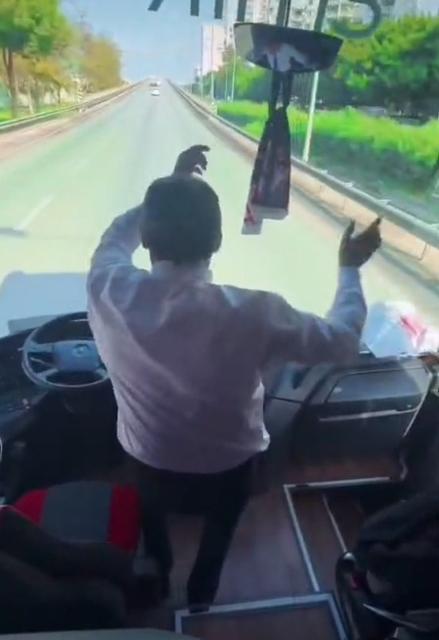 TARAFTARLARI DEPLASMANA GÖTÜREN ŞOFÖR ARAÇ SEYİR HALİNDEYKEN AYAĞA KALKIP OYNADI