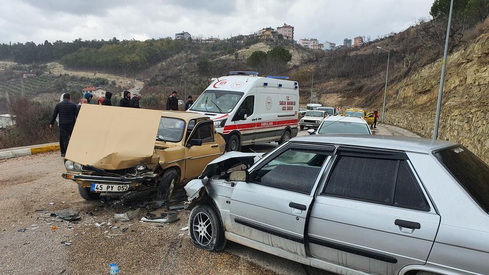 Biri Aydın plakalı iki otomobil çarpıştı: 3 yaralı