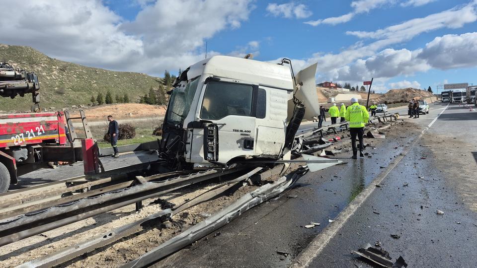 Yönlendirme tabelasına çarpan tırın ön kabini koptu