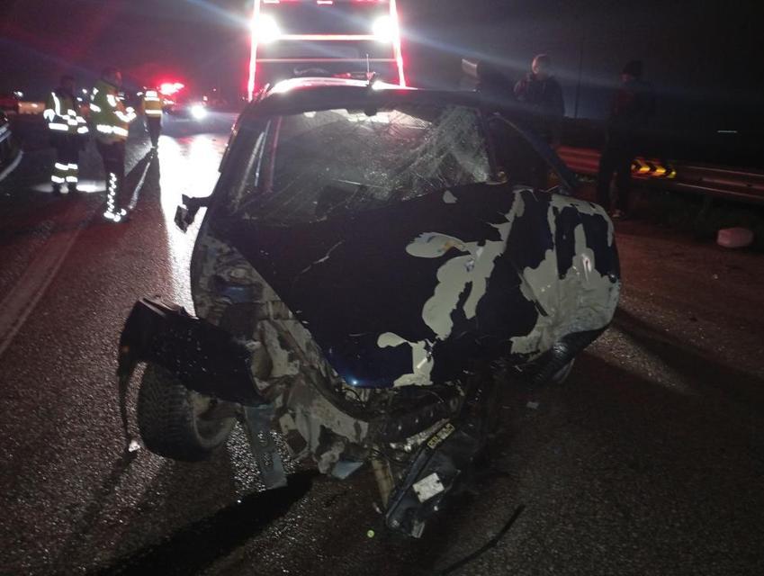 Sabah saatlerinde korkunç kaza: Bariyerlere çarpan araçta 2 kişi ağır yaralandı