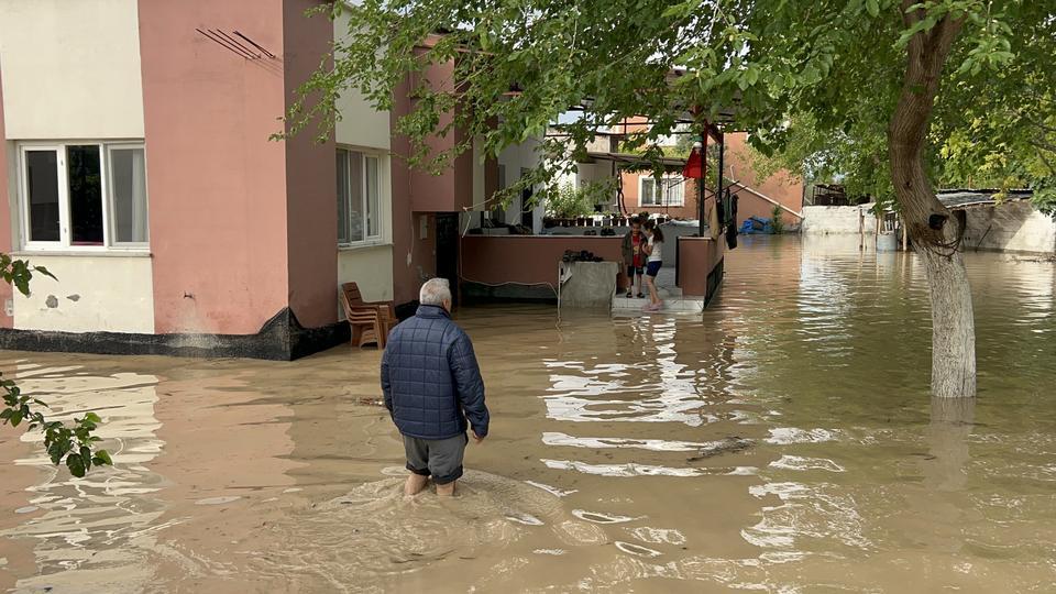 Sağanak yağış etkili oldu, evleri ve tarlaları su bastı