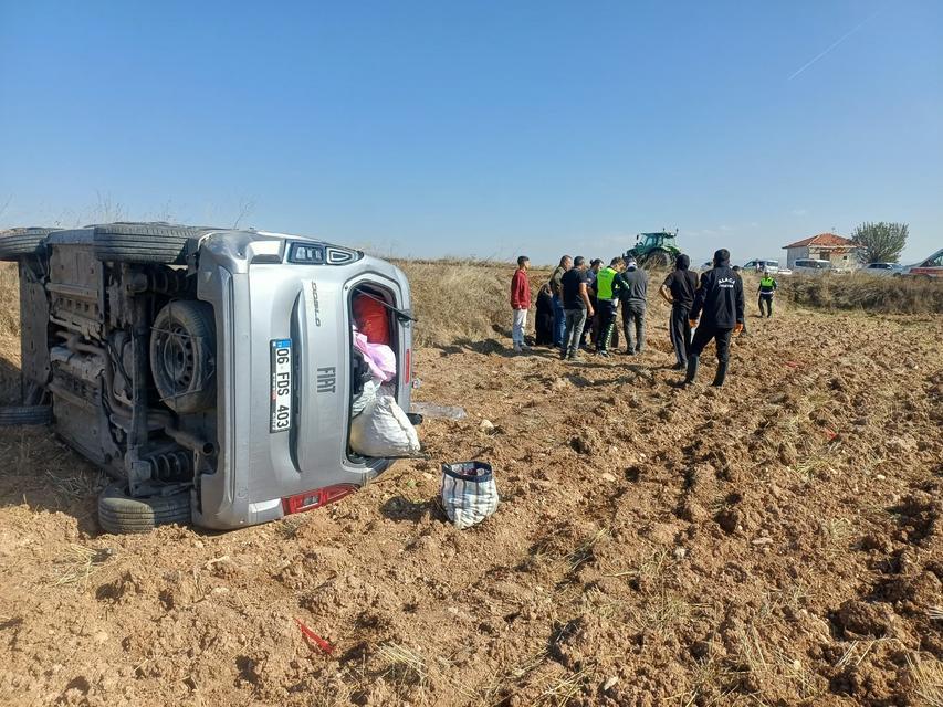 Çorum'da bariyerlere çarpan hafif ticari araç takla attı: 2 yaralı