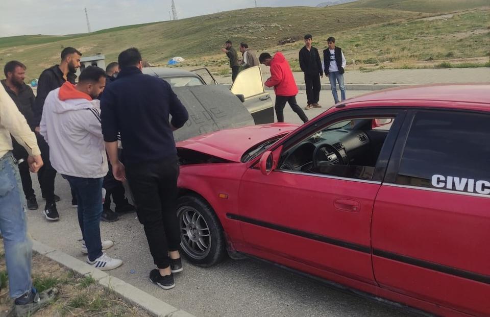 VAN'DA İKİ OTOMOBİL KAFA KAFAYA ÇARPIŞTI: 1 YARALI