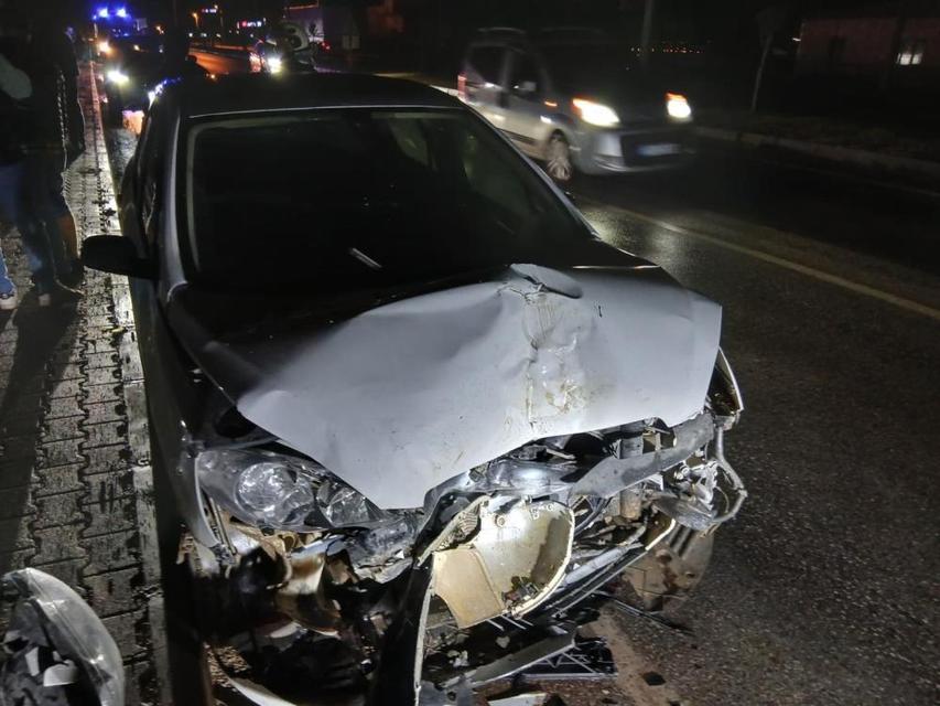 Kavşakta can pazarı! Otomobil ile hafif ticari araç çarpıştı, 6 kişi yaralandı