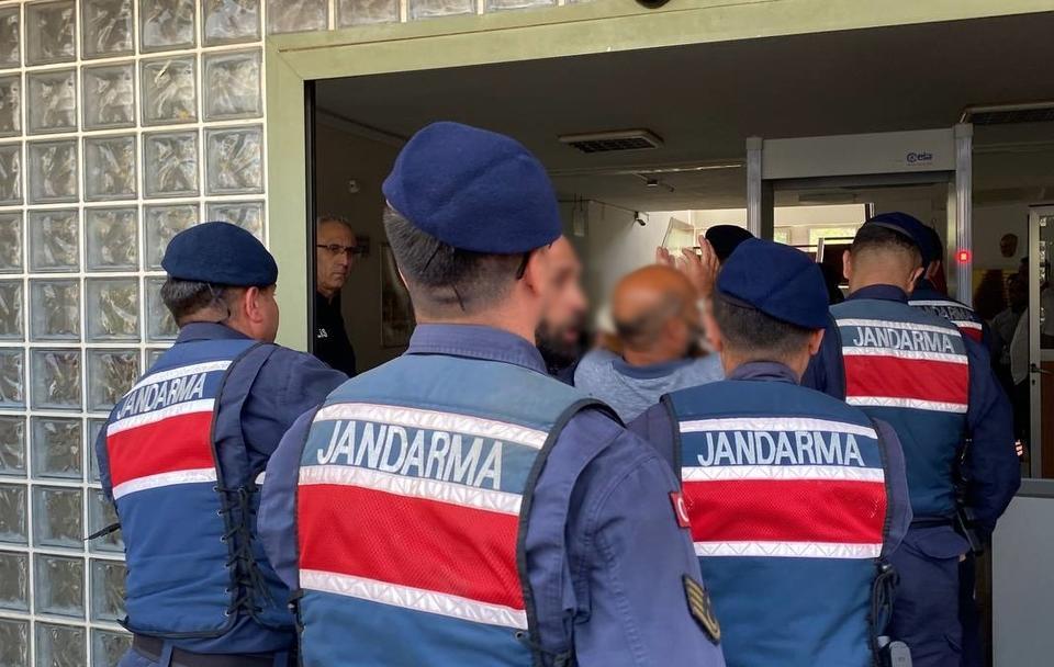 KAÇAK ÜRETİM ÇİFTLİĞİ ORTAYA ÇIKTI: 5 BİN KANATLI HAYVAN İTLAF EDİLDİ EKİPLERE DİRENEN 5 ŞÜPHELİ GÖZALTINA ALINDI GÖZALTINA ALINAN ŞÜPHELİLER: "TEK SUÇUMUZ CİVCİV SATMAK, CİVCİV BARONLARINI YAKALIYORLAR"