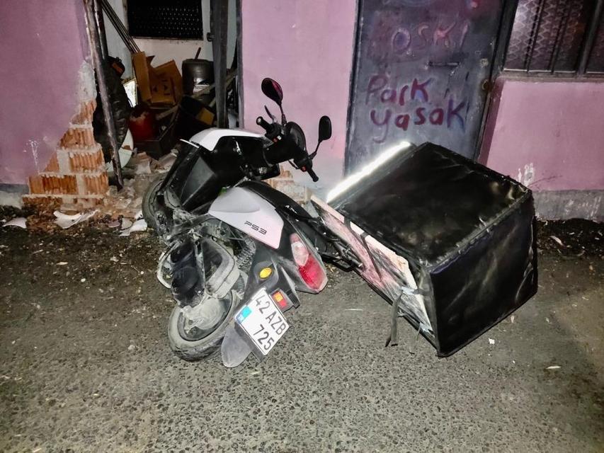 Motosiklet duvara çarptı, sürücü yaralandı