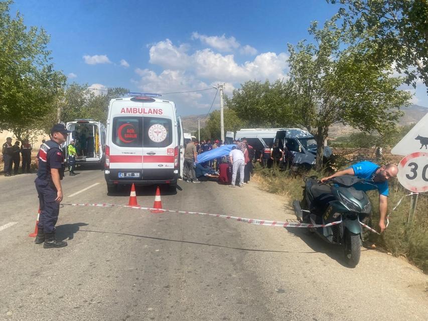 İşçi minibüsü ağaca çarptı: 14 yaralı