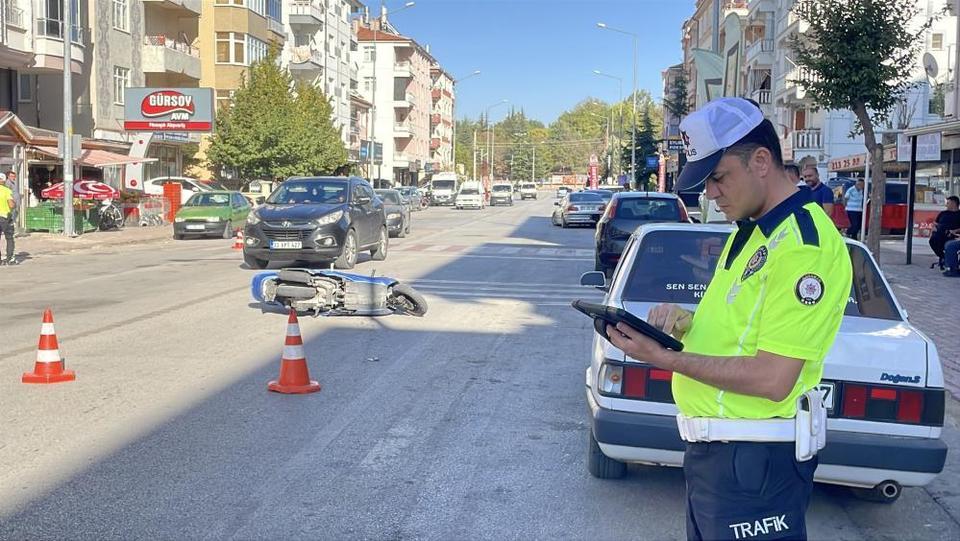 Ekmek alıp evine dönen yaşlı adama motosiklet çarptı